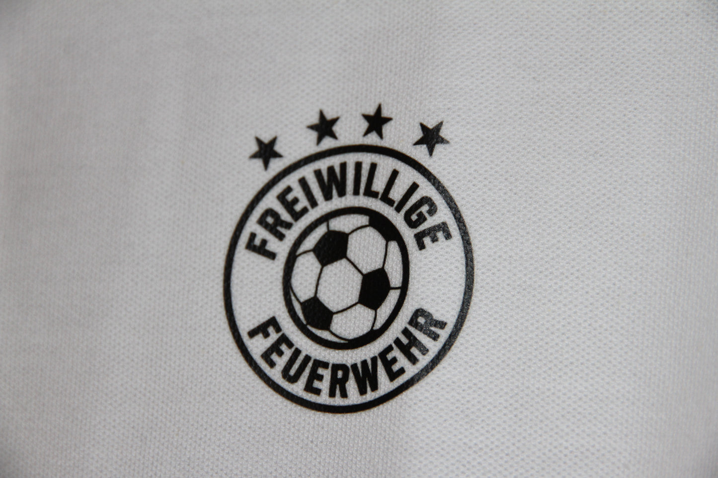 WM26 Retro Fan-Polo - Feuerwehr Edition [Personalisierbar]